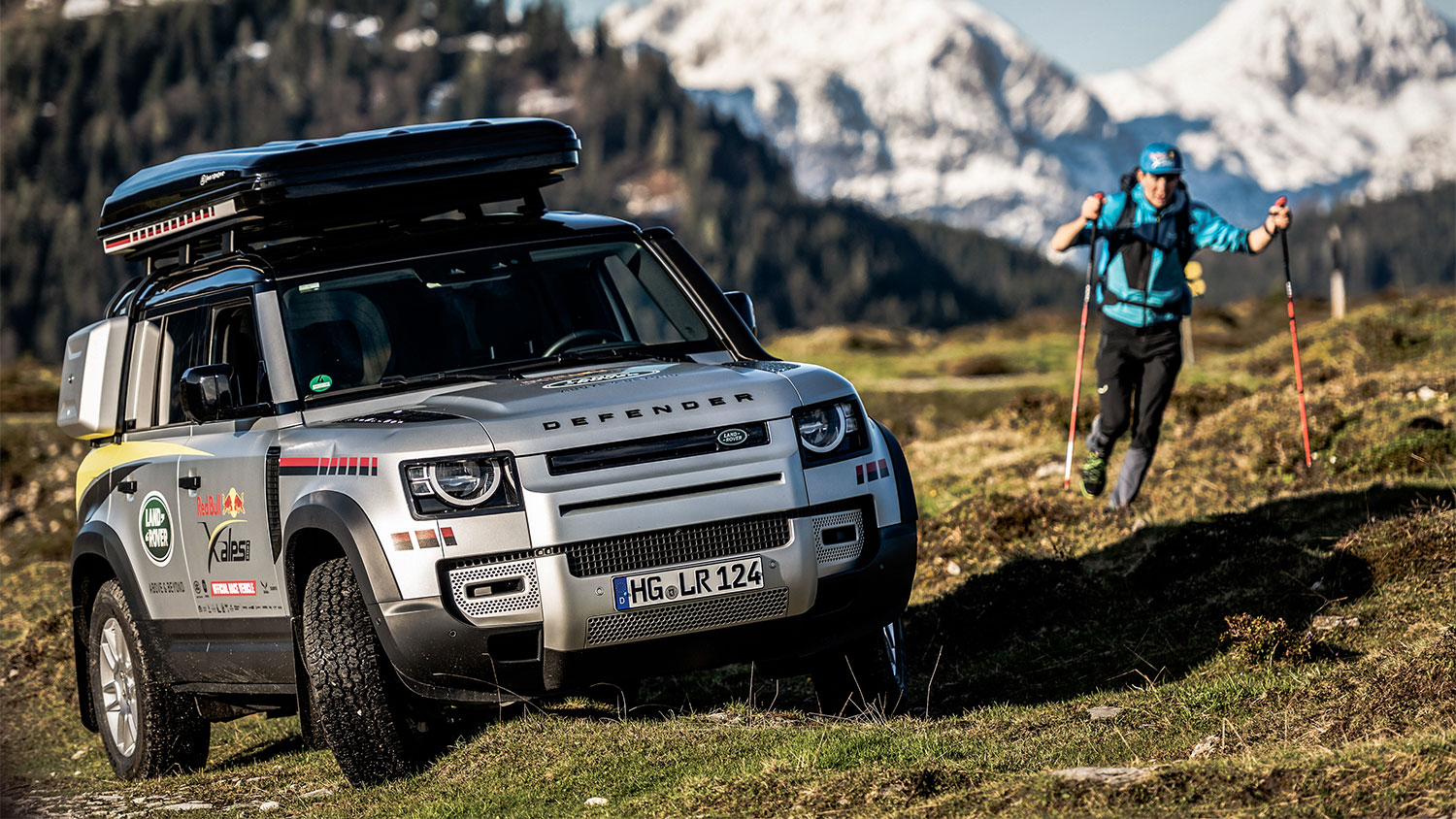 De Land Rover Defender als assistent tijdens de Red Bull X-Alps adventure race