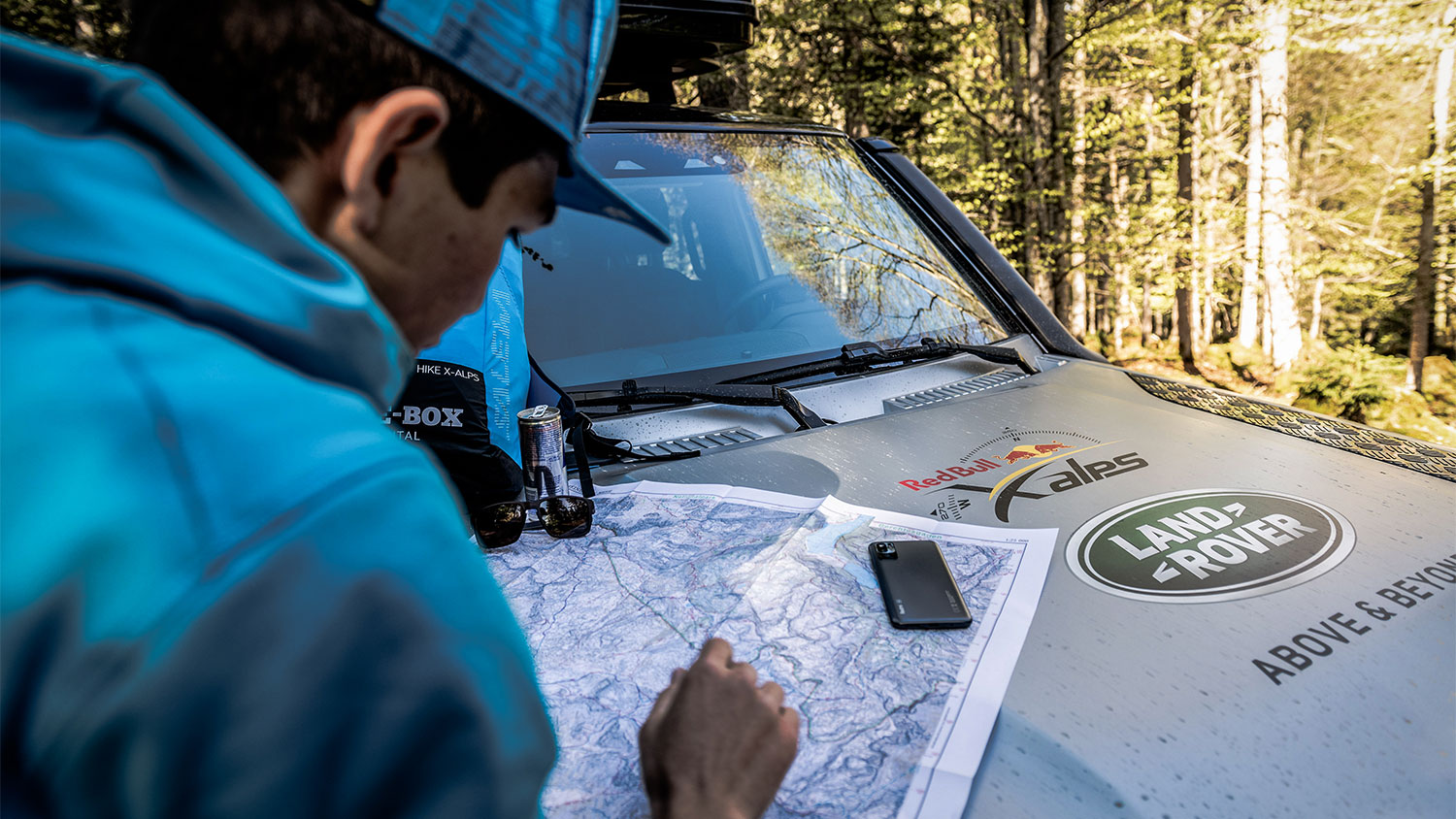 De Land Rover Defender als assistent tijdens de Red Bull X-Alps adventure race