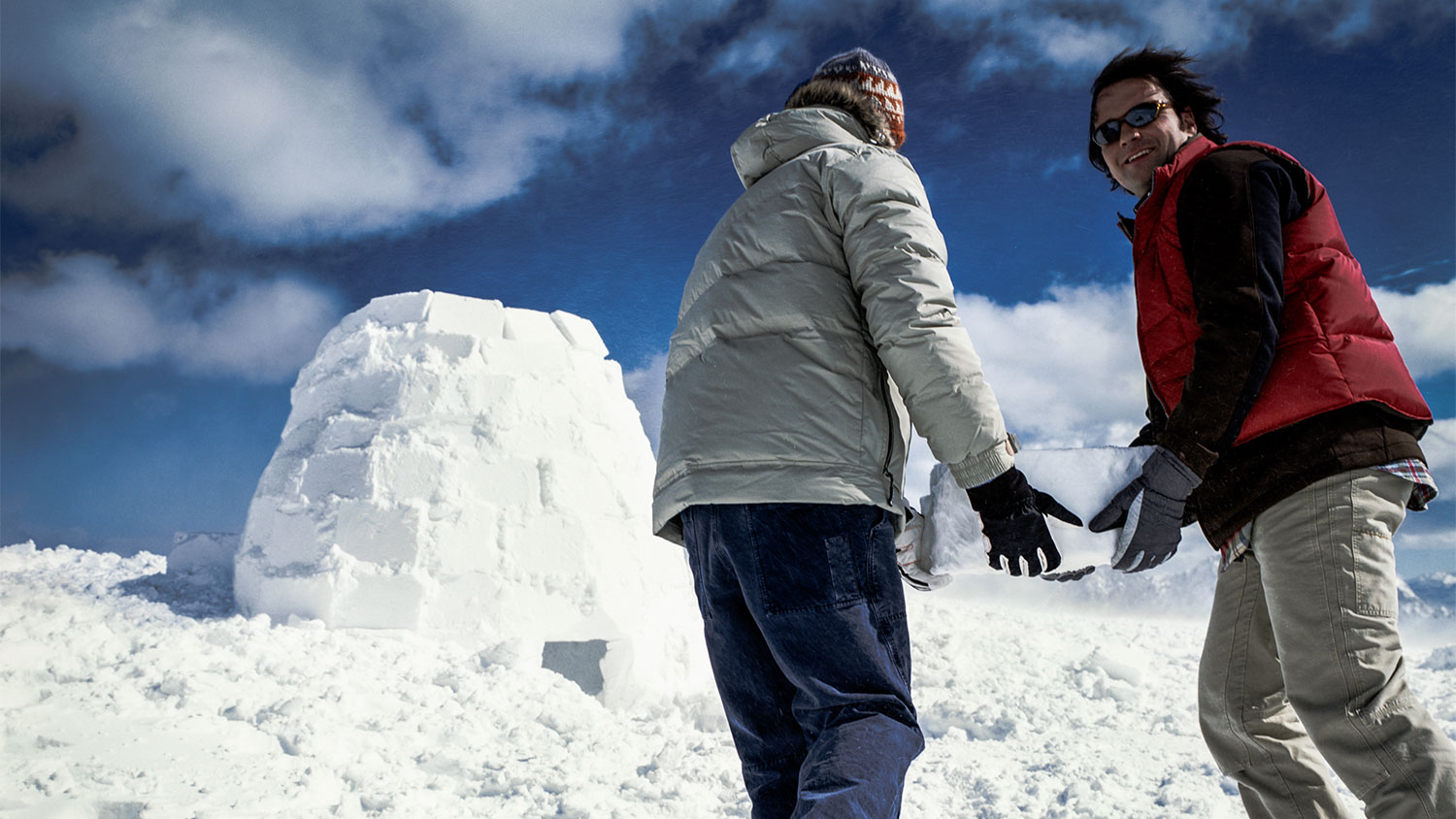 Iglo's bouwen in het besneeuwde landschap van de Tiroler Zugspitz