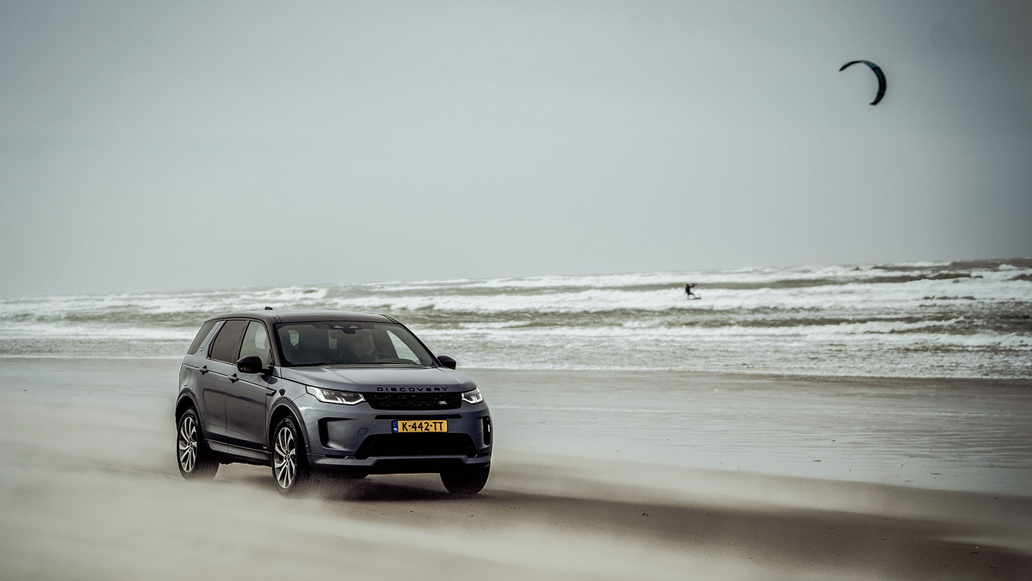 Kitesurfer Youri Zoon vs de Land Rover Plug-in Hybrid tijdens ‘The Perfect Storm’