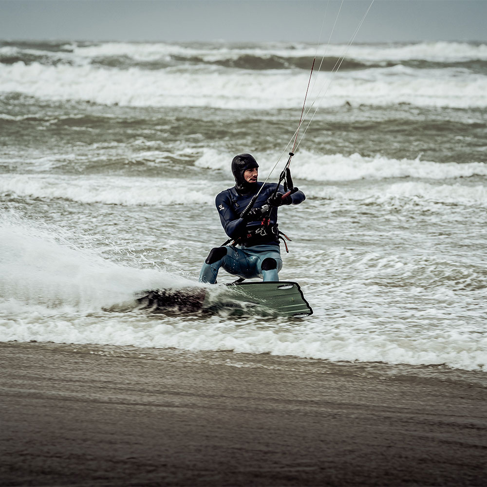 Kitesurfer Youri Zoon vs de Land Rover Plug-in Hybrid tijdens ‘The Perfect Storm’