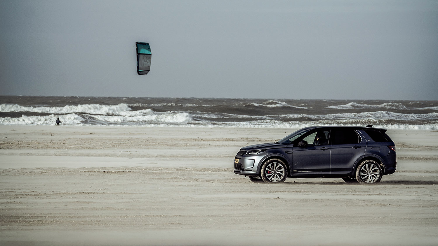 Kitesurfer Youri Zoon vs de Land Rover Plug-in Hybrid tijdens ‘The Perfect Storm’