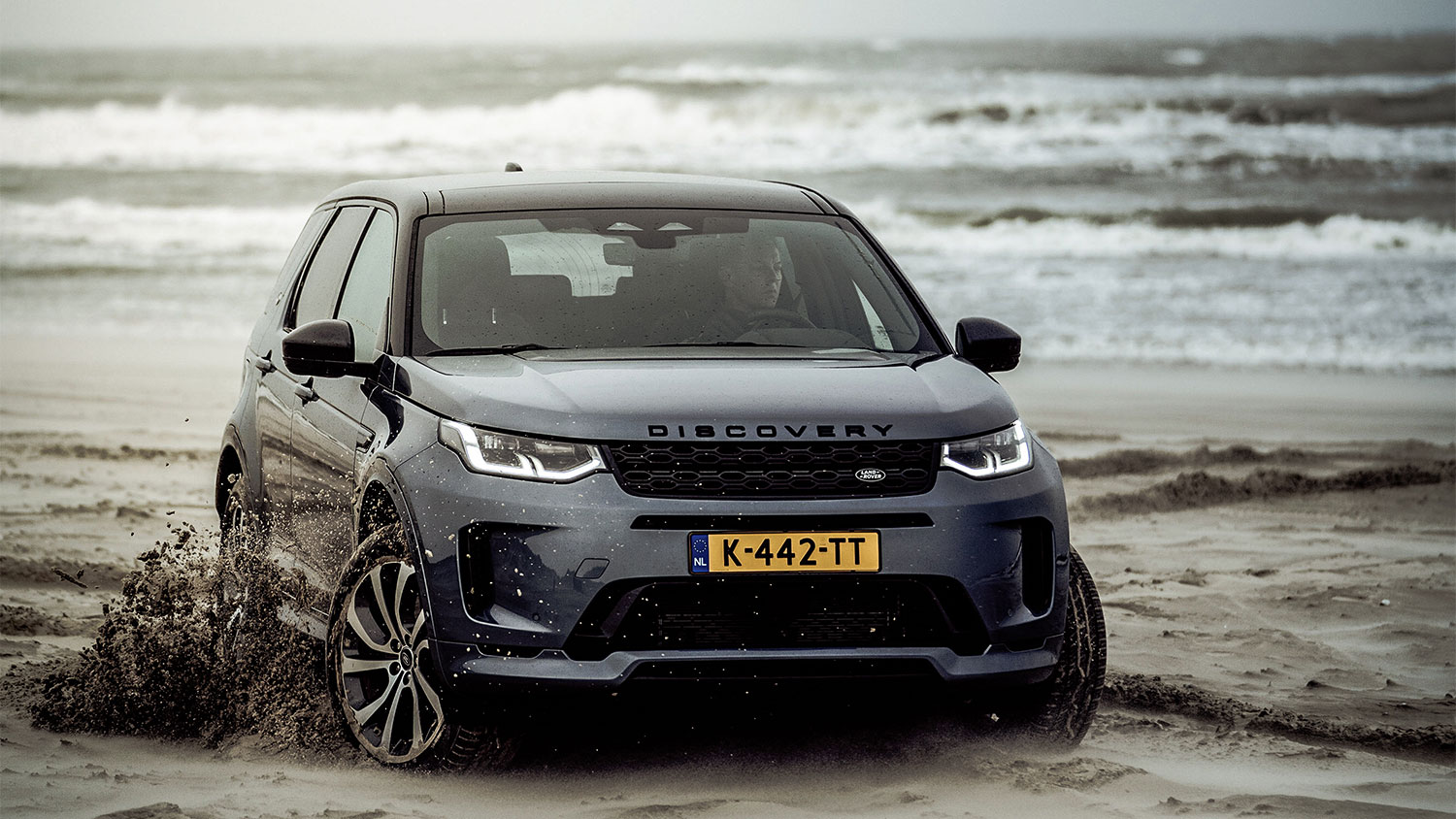 Kitesurfer Youri Zoon vs de Land Rover Plug-in Hybrid tijdens ‘The Perfect Storm’