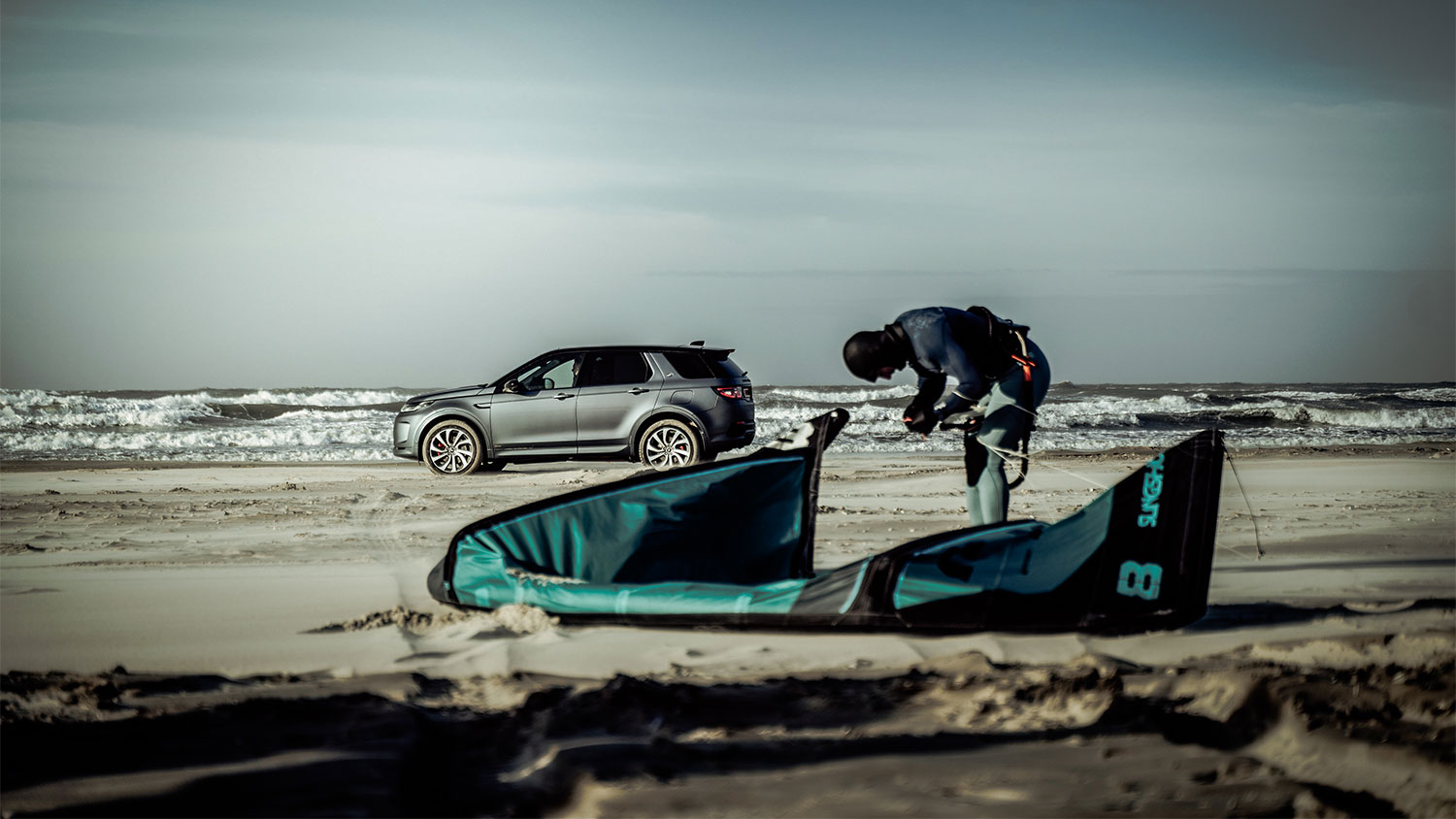 Kitesurfer Youri Zoon Vs de Land Rover Plug-in Hybrid tijdens ‘The Perfect Storm’