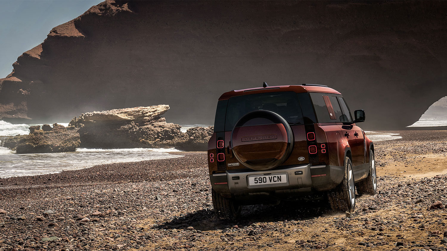 Met acht man de paden af in de nieuwe Land Rover Defender 130