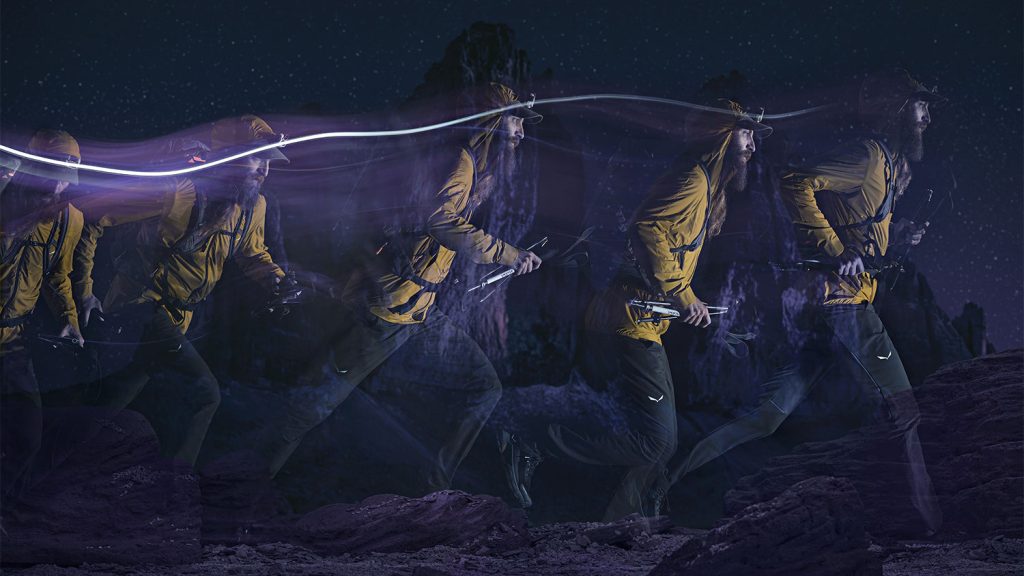 Speedhiken in het donker met de Salewa Pedroc wintercollectie