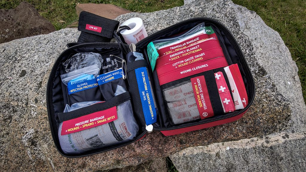 De Survival Handy First Aid Kit is een EHBO kit voor minimalisten met ...
