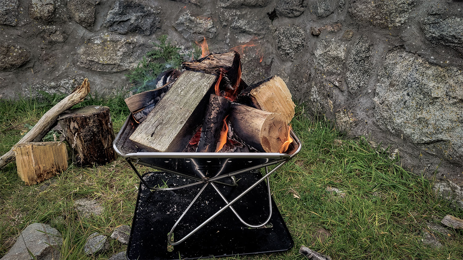 De geur van rook en staal bij de Snow Peak Takibi Fire & Grill | Review