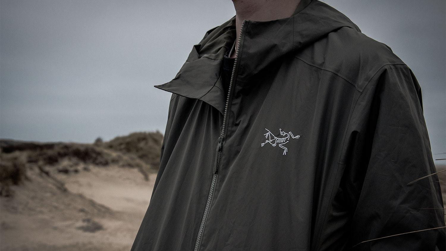 De Arc'teryx Solano Hoody is een windstopper met streetstyle flair | Review