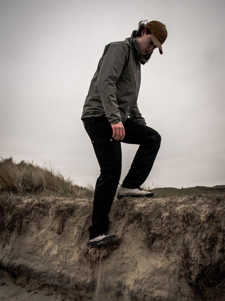 Toch is er één minpunt: bij echt harde regen merk je dat dit geen volwaardige regenjas is. Een korte bui houdt hij prima tegen, maar na een uur fietsen door dichte zeemist begon de jas het zichtbaar zwaar te krijgen. Het aantal zakken is daarentegen gewoon precies goed: genoeg om alles kwijt te kunnen, zonder dat het onnodig veel wordt.