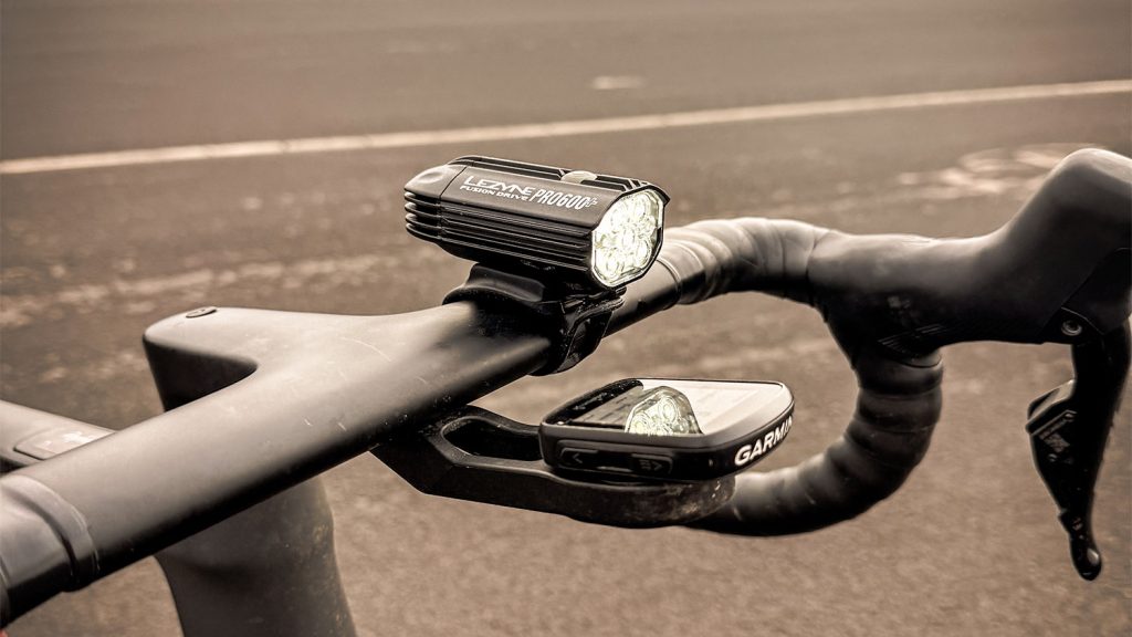 Lezyne Ai lichtset: dag en nacht zichtbaar op de racefiets | Review