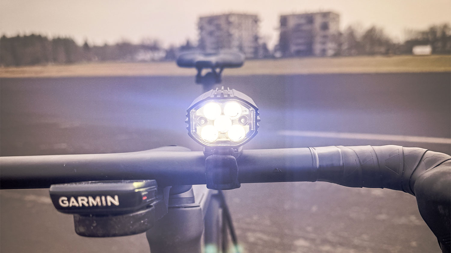Lezyne Ai lichtset: dag en nacht zichtbaar op de racefiets | Review