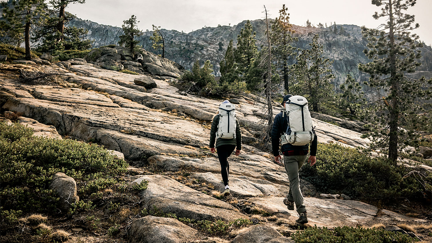YETI maakt eindelijk een wandelrugzak waar je mee de bergen in kunt
