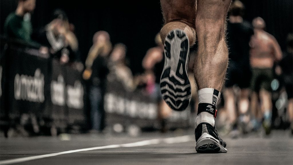 Waarom carbonplaten in je hardloopschoenen je lichaam anders belasten dan je denkt