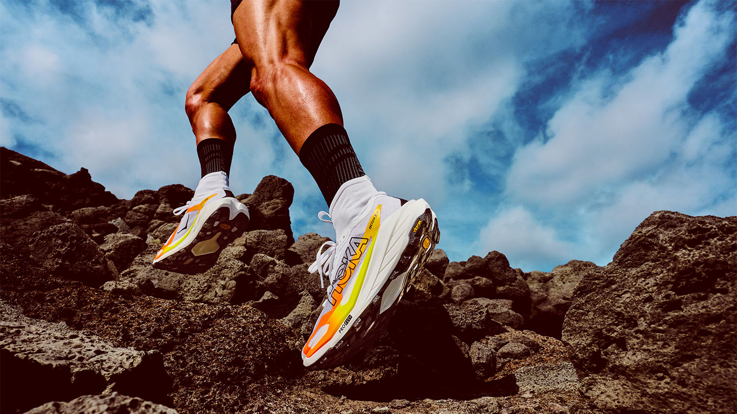 De Hoka Tecton X 4 is lichter, stijver, en nog steeds geen speelgoed