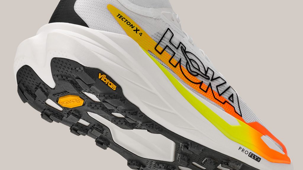 De Hoka Tecton X 4 is lichter, stijver, en nog steeds geen speelgoed