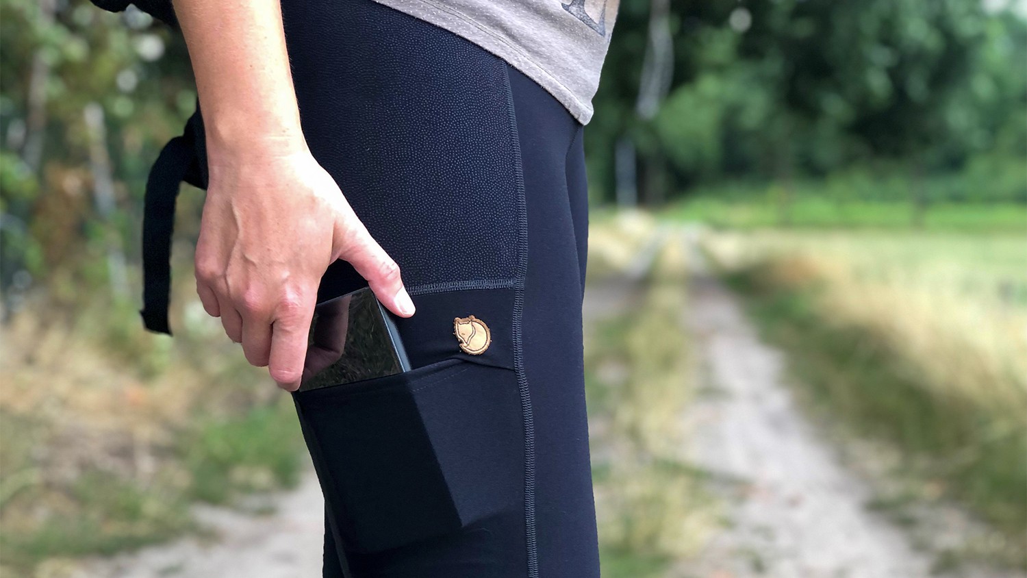 GearLimits' contributor Inge reviewed the Fjällräven Abisko Trail Tights.  Are these trousers fulfil all of Fjällräven's promises; functional and  technical due t…